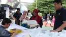 Seorang ibu saat membeli paket sembako murah yang diadakan Indosiar di Joglo, Jakarta, Senin (13/6). Paket berisikan 5 kg beras, 2 liter minyak goreng, 1 kg gula pasir dan 1 kg tepung terigu dijual Rp 30 ribu‎. (Liputan6.com/Angga Yuniar)
