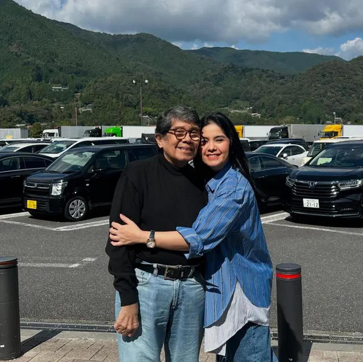 6 Potret Kebersamaan Annisa Pohan dan Ayah, Masih Bugar di Usia 79 Tahun