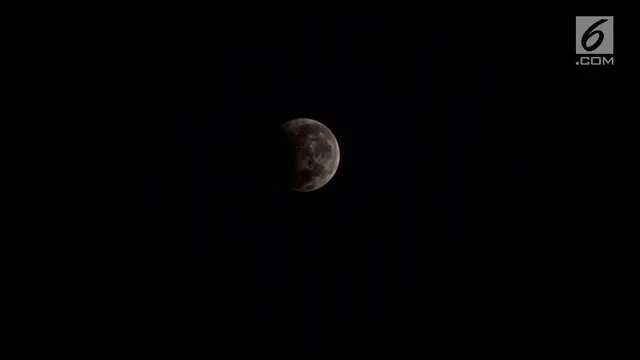 Warga Semarang Menikmati Gerhana Bulan