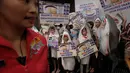 Pekerja restoran China (kiri) berdiri di samping sekelompok aktivis konservasi hewan yang mengenakan kostum hiu saat melakukan demonstrasi di depan restoran di Hong Kong (10/6). (AP Photo / Kin Cheung)