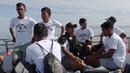 Sejumlah pemain Malut United mengobrol untuk mengisi waktu perjalanan di atas kapal saat menuju ke Kota Sofifi, Maluku Utara. (Bola.com/Okie Prabhowo)