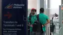 Geladang Timnas Indonesia, Stefano Lilipaly berbicang dengan rekannya saat berada di Ninoy Aquino International Airport (NAIA), Manila, Filipina, (17/11/2016). (Bola.com/Nicklas Hanoatubun)