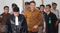 Gubernur DKI Jakarta, Basuki Tjahaja Purnama (Ahok) saat menjalani sidang kasus dugaan penistaan agama di Gedung Kementerian Pertanian, Jakarta, Selasa (25/4). (Liputan6.com/Miftahul Hayat/Pool)