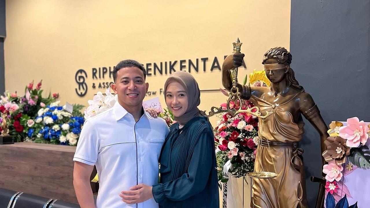 Poppy Bunga Bangga Dengan Pencapaian Sang Suami
