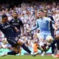 Pemain Manchester City, Phil Foden, melepaskan tendangan saat melawan Aston Villa pada laga Liga Inggris di Stadion Etihad, Minggu (22/5/2022). (AP/Dave Thompson)
