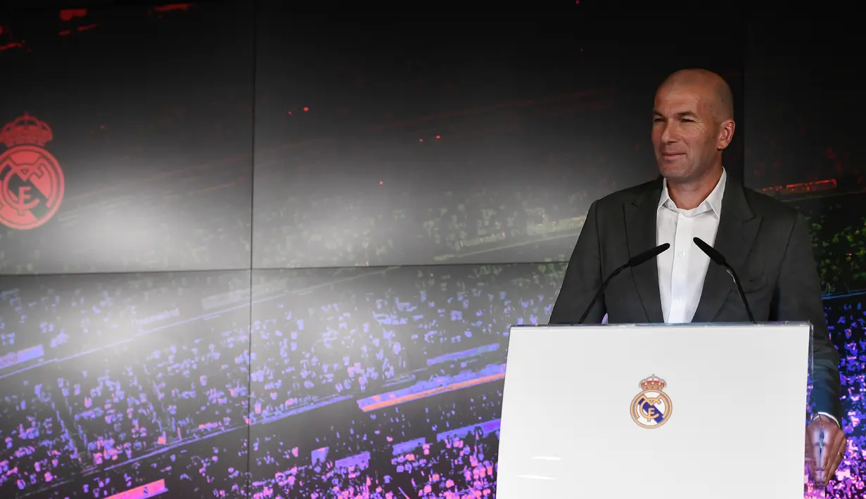 Zinedine Zidane memberi keterangan terkait penunjukannya sebagai pelatih Real Madrid saat konferensi pers di Madrid, Spanyol, Senin (11/3). Zidane menandatangani kontrak dengan Real Madrid hingga 2022. (AP Photo/Bernat Armangue)