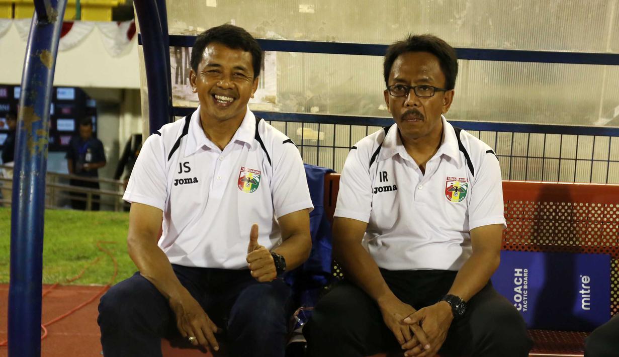 Pelatih Mitra Kukar, Jafri Sastra (kiri) saat menemani anak asuhnya  Pada laga Piala Jenderal Sudirman grup D di Stadion Manahan, Solo, Sabtu (12/12/2015). (Bola.com/Nicklas Hanoatubun)