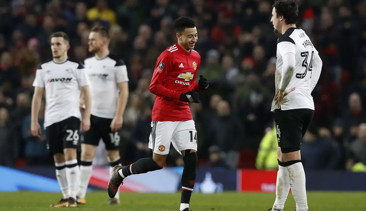 Senyum pemain Manchester United, Jesse Lingard usai membobol gawang Derby County pada laga PIala FA di Old Trafford, Manchester, (5/1/2018). Manchester United menang 2-0. (Martin Rickett/PA via AP)
