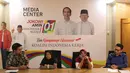 Ibu Roidah bersama Ibu Siti Jariyah menceritakan pengalamannya terkait penerima PKH dan Program Mekar di Jakarta, Kamis (28/2). Ibu Rodiah dan Ibu Siti sebelumnya Diperkenalkan Presiden Jokowi saat Konvensi Rakyat di Sentul. (Liputan6.com/Johan Tallo)