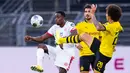 Gelandang Borussia Dortmund, Axel Witsel, berebut bola dengan penyerang Mainz, Jean-Philippe Mateta, pada laga lanjutan Bundesliga di Signal Iduna Park, Dortmund, Kamis (18/6/2020) dini hari WIB. Borussia Dortmund menyerah 0-2 atas Mainz. (AFP/Guido Kirchner/pool)