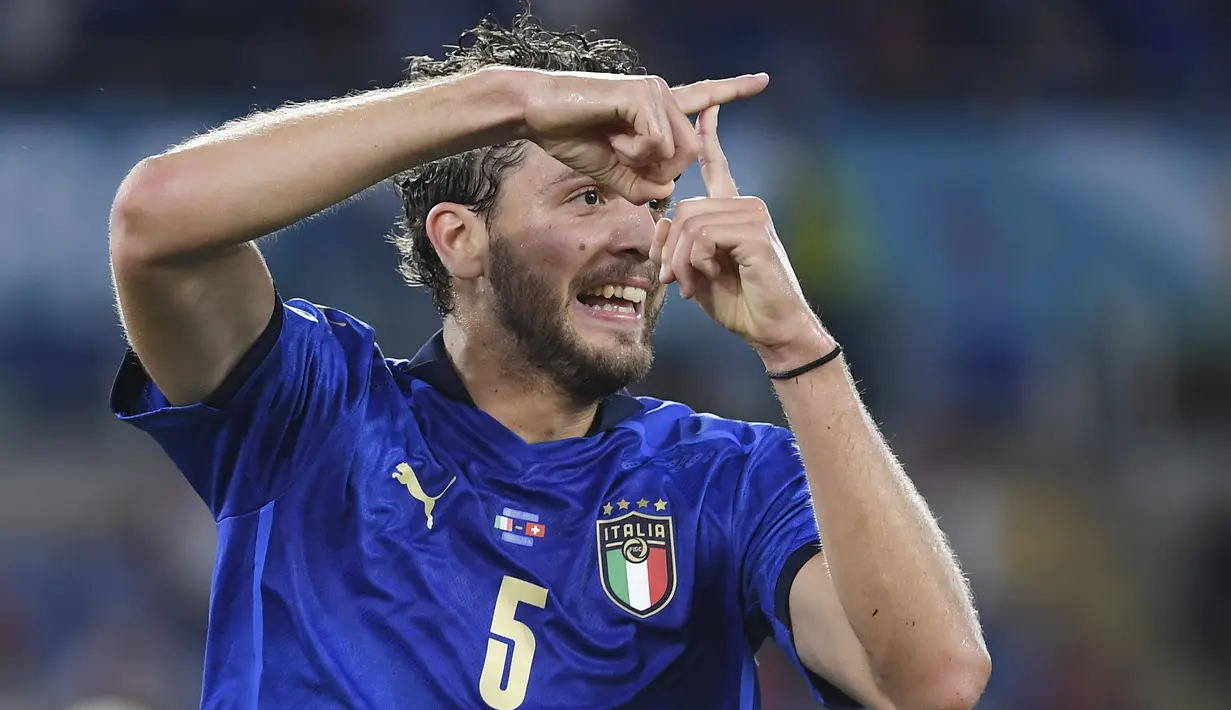 Gelandang Timnas Italia, Manuel Locatelli tampil impresif saat laga matchday kedua Grup A Euro 2020 (Euro 2021) melawan Swiss, 16 Juni 2021. Kontribusinya mampu membawa Gli Azzurri menjadi tim pertama yang lolos ke babak 16 besar. Berikut 5 kontribusinya. (Foto: AP/Pool/Ettore Ferrari)