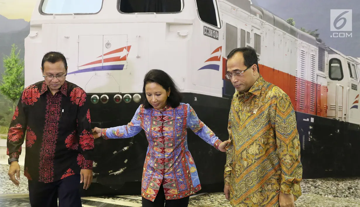 Menteri BUMN Rini Sumarno  bersama Menteri Perhubungan Budi Karya dan Dirut PT KAI, Edi Sukmoro membuka acara KAI Travel Fair 2017 di JCC, Senayan, Jakarta, Sabtu (29/7). Pameran ini berlangsung dua hari, 29-30 Juli 2017. (Liputan6.com/Angga Yuniar)