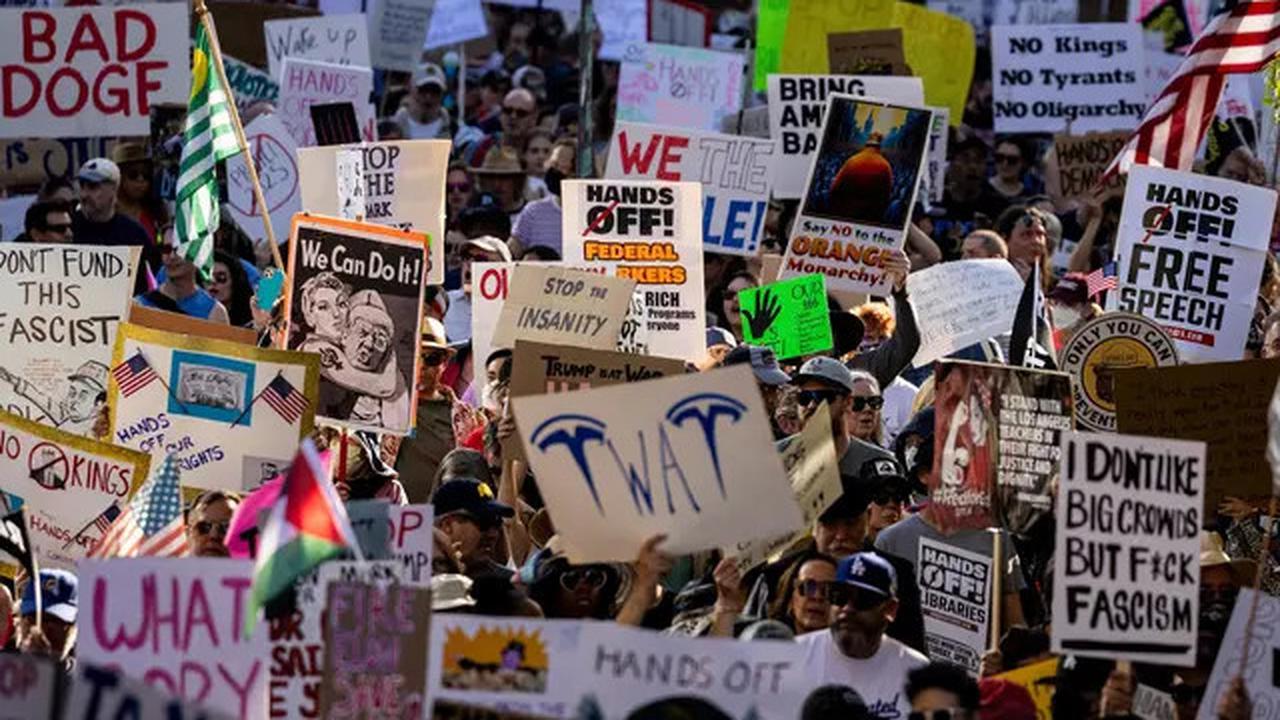 Turun ke Jalan, Ribuan Warga Amerika Serikat Tolak Kebijakan Trump