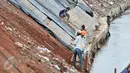 Pekerja melakukan penurapan bibir sungai Ciliwung di kawasan Bukit Duri, Jakarta, Selasa (27/2). Proses normalisasi Sungai Ciliwung kembali dilanjutkan setelah terhenti karena meningginya air akibat curah hujan yang tinggi. (Liputan6.com/Yoppy Renato)
