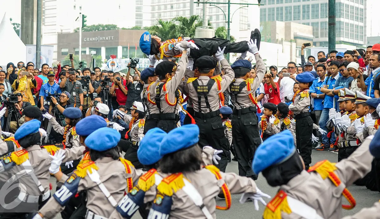 Salah satu atraksi Polisi Cilik saat acara HUT ke-61 Polisi Lalu Lintas (Polantas). Kehadiran Polisi Cilik membuat acara semakin seru dan menarik (Liputan6.com/Faizal Fanani)