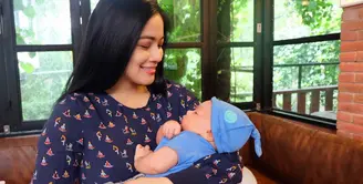 Sejak dulu, Titi Kamal memang tidak mengecewakan publik dalam urusan penampilan. Terbukti sampai ia sudah memiliki dua orang anak sekarang ini. Dan begini lah gaya Titi saat menggendong bayi mungilnya. (Instagram/titi_kamall)