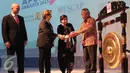Menteri PUPR, Basuki Hadimuljono (kanan) sebelum memukul gong saat dibukanya Asia APUF ke-6 di Jakarta (19/10/2015). APUF-6 bertema 'Pembangunan Kota yang Berkelanjutan di Kawasan Asia-Pasifik: Menuju Agenda Baru Perkotaan'. (Liputan6.com/Angga Yuniar)