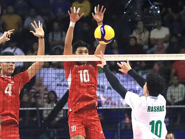 Timnas Voli putra Indonesia U-20 dipastikan melangkah ke babak perempatfinal setelah mengalahkan Arab Saudi 3-0 (25-20, 25-13, 25-19) pada laga kedua Grup A Kejuaraan Bola Voli Asia Putra AVC U-20 2024 di Jawa Pos Arena, Surabaya, Rabu (24/7/2024) malam. Hasil ini menjadi kemenangan kedua bagi tim tuan rumah setelah sehari sebelumnya membungkam perlawanan Hongkong juga dengan skor 3-0. (Dok. PBVSI)