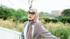 Penampilan Ririe Fairus dengan yang dulu tentu banyak berubah, semenjak bercerai dengan Ayus Sabian hingga kini sosoknya semakin terkenal. Menjadi seorang selebgram ia pun kerap memperlihatkan berbagai pemotretannya yang menawan dengan berbagai outfit yang dipadu padankan dengan gaya berhijabnya.  (Liputan6.com/IG/@ririe_fairus)