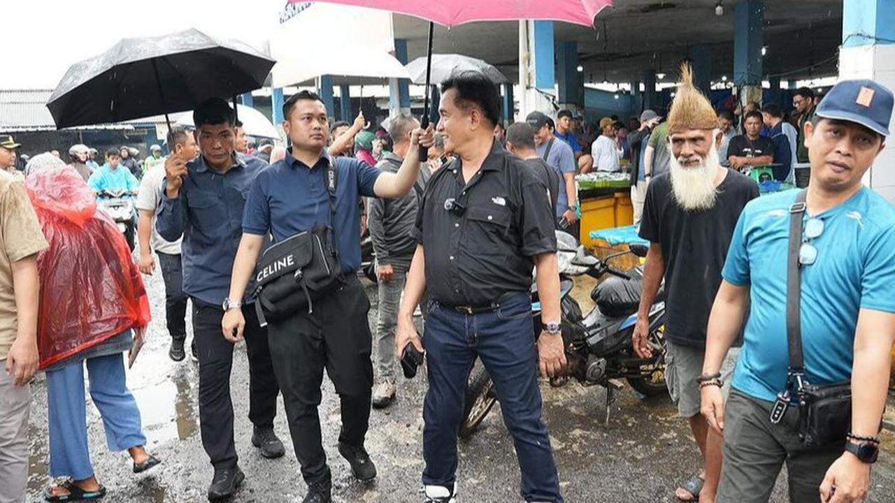 Gaya Keren Menko HAM Jalan-Jalan ke Pasar Ikan