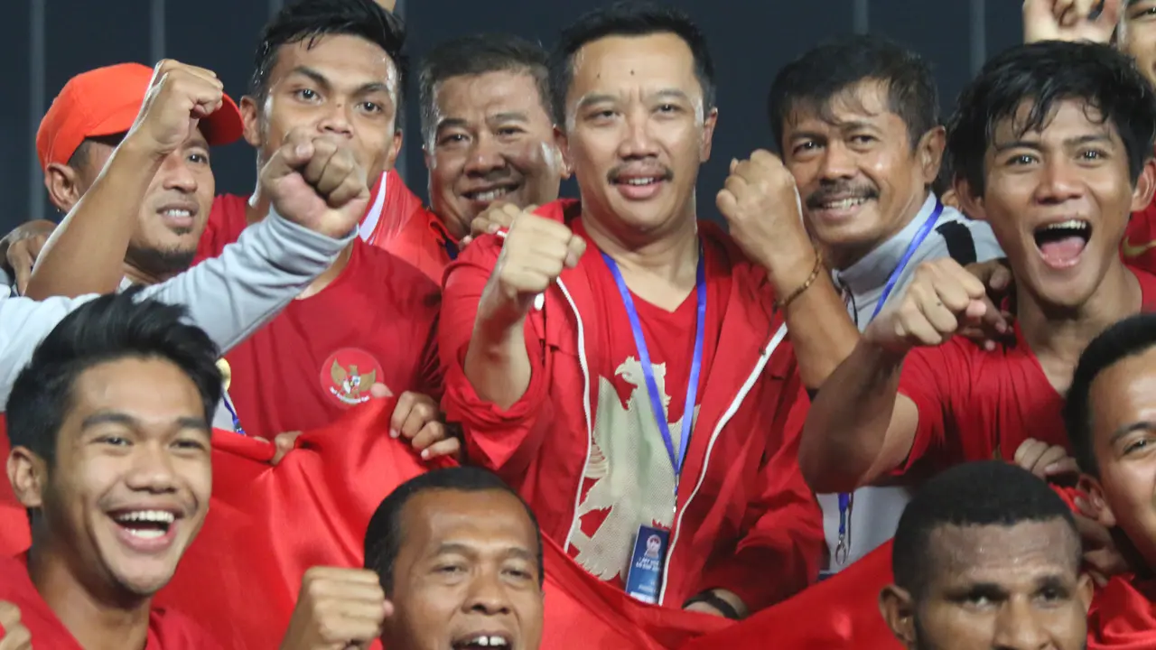 Menpora Imam Nahrawi merayakan gelar juara Piala AFF U-22 2019 setelah Timnas Indonesia mengalahkan Thailand pada laga final. (Bola.com/Zulfirdaus Harahap)