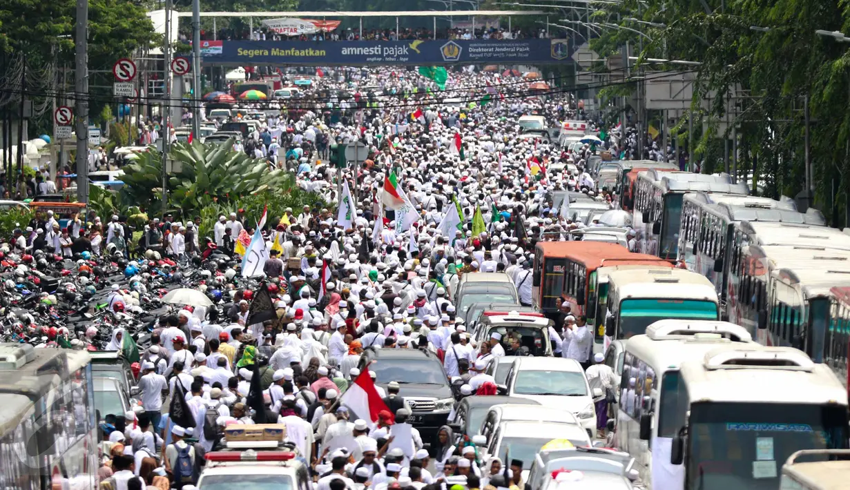 Para demonstran berjalan menuju Balai Kota, Jakarta, Jumat (4/11). Mereka akan melakukan unjuk rasa terkait dugaan penistaan agama yang dilakukan Basuki Tjahaja Purnama (Ahok). (Liputan6.com/Faizal Fanani)