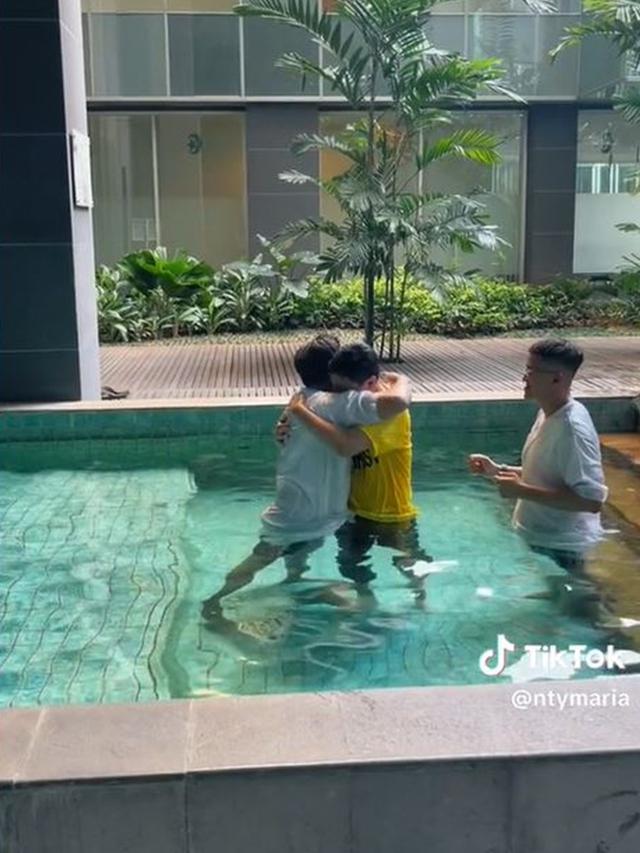 6 Potret Rayn Wijaya Jalani Pembaptisan, Ranty Maria Bagikan Prosesnya