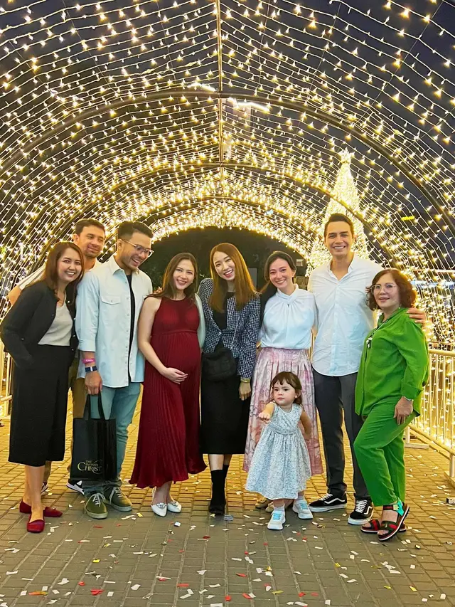 7 Potret Kebersamaan Asmirandah dan Jessica Mila Rayakan Natal di Istora Senayan