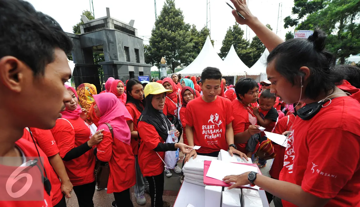 Peserta melakukan registrasi sebelum mengikuti senam bersama yang digelar Persani di Plaza Selatan Gelora Bung Karno (GBK), Minggu (5/2). Acara ini digelar untuk mensosialisasikan senam kepada masyarakat Indonesia. (Liputan6.com/Yoppy Renato)