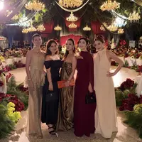 Yuki Kato tampil dengan setelan warna gold, dari atasan halter neck peplum dipadukan rok panjang. Febby Rastanty mengenakan long dress maroon dengan penutup selendang. [@kezialetheia]