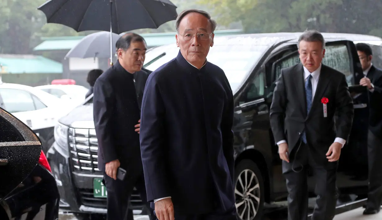 Wakil Presiden China Wang Qishan tiba untuk menghadiri upacara penobatan Kaisar Naruhito di Istana Kekaisaran, Tokyo, Jepang, Selasa (22/10/2019). Kaisar Jepang Naruhito akan menjalani rangkaian ritual penobatan resmi kekaisaran hari ini. (AP Photo/Koji Sasahara, Pool)