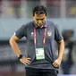 Pelatih kepala Timnas Indonesia U-17, Bima Sakti tertudnuk saat anak asuhnya menghadapi Timnas Ekuador U-17 pada laga pertama Grup A Piala Dunia U-17 di Stadion Gelora Bung Tomo, Surabaya, Jumat (10/11/2023) malam WIB. (Bola.com/Bagaskara Lazuardi)
