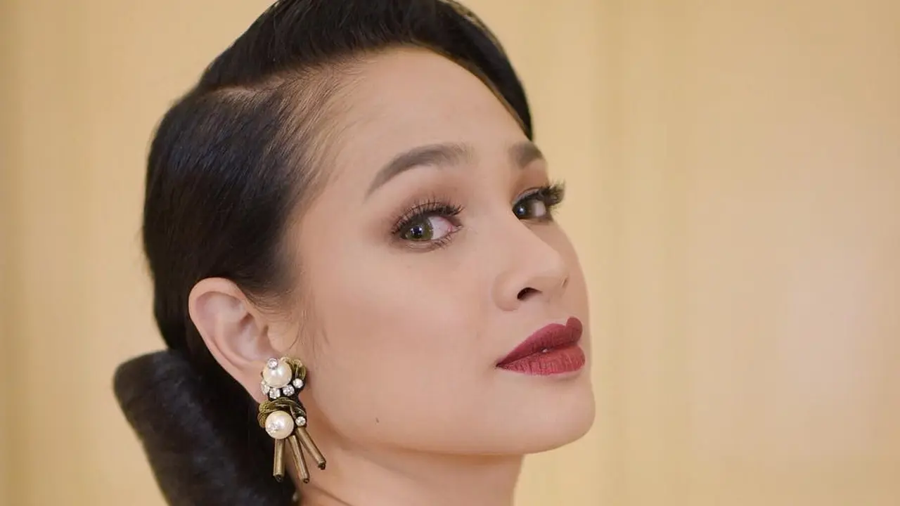 [Bintang] Selalu Awet Muda, Ini Pilihan Lipstik Warna Cerah Andalan Andien Aisyah