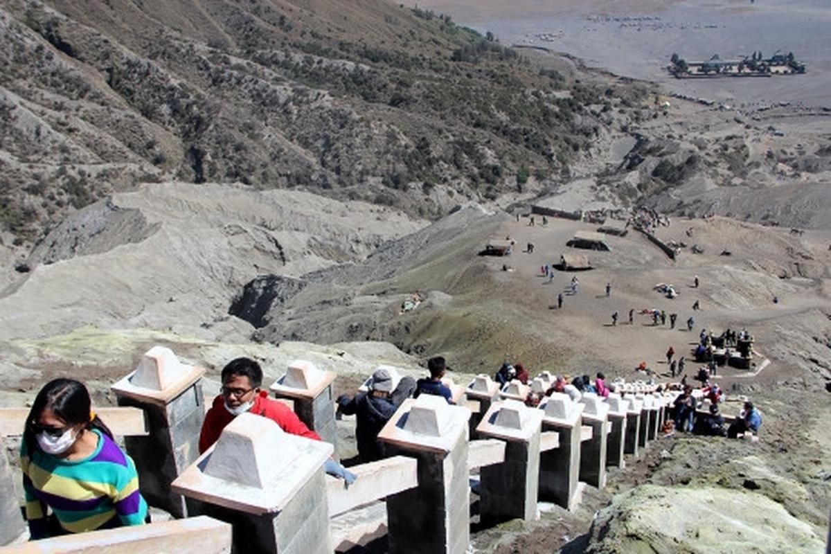 Melihat pesona kawah Gunung Bromo lebih dekat