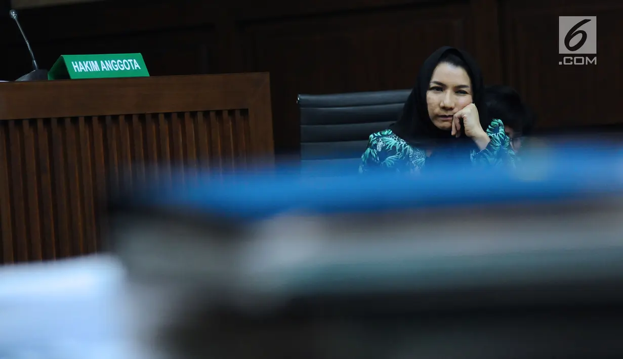 Bupati nonaktif Kutai Kartanegara, Rita Widyasari menjalani sidang lanjutan dugaan suap pemberian izin lokasi perkebunan kelapa sawit di Pengadilan Tipikor, Jakarta, Rabu (14/3). Sidang mendengar keterangan saksi. (Liputan6.com/Helmi Fithriansyah)
