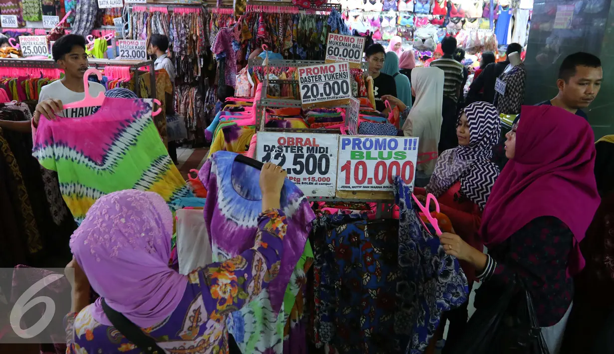 Sejumlah pembeli saat memilih pakaian di pusat perbelanjaan Tanah Abang, Jakarta, Sabtu (25/6). Jelang lebaran banyak masyarakat yang sudah berburu kebutuhan pakaian baru. (Liputan6.com/Angga Yuniar)