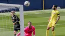 Penyerang Barcelona, Antoine Griezmann saat mencetak gol ke gawang Villarreal pada pertandingan La Liga Spanyol di stadion Ceramica di Villarreal, Spanyol (25/4/2021). Griezmann mencetak dua gol dan mengantar Baracelona menang tipis 2-1 atas Villarreal. (AP Photo/Alberto Saiz)