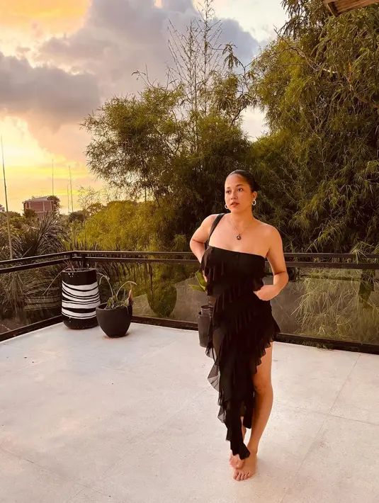 Lagi, penampilan memesona Sitha Marino dibalut dress hitam. Dress tanpa tali ini memiliki bagian rok yang dipotong secara asimetris dan membalut tubuh curvynya dengan sempurna. [Foto: Instagram/sithamarino]