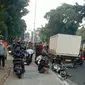Kecelakaan antara truk bermuatan hebel dengan tujuh sepeda motor di Lenteng Agung, Jakarta Selatan. (Merdeka.com)