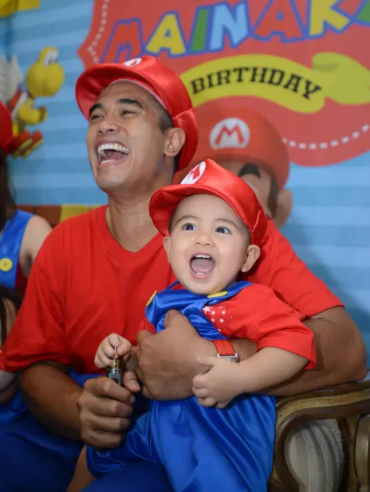 Pesta ulang tahun anak ke-2 Nia dan Ardi yang akrab disapa Naka kali ini bertema Mario Bros. Alasannya karena berinisial sama dengan nama kedua anak mereka. Demi sang buah hati, pasangan ini pun rela mengenakan kostum Mario Bros. (Nurwahyunan/Bintang.com)