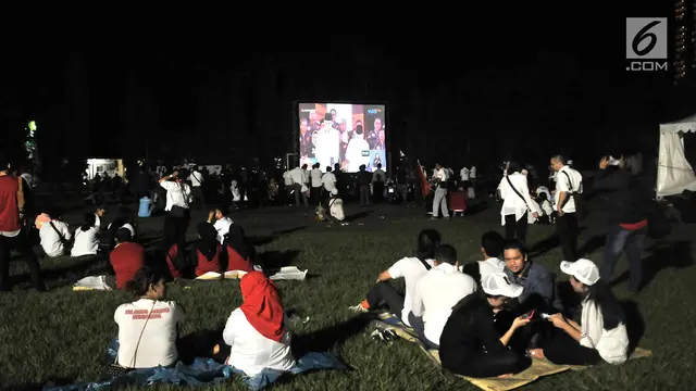 Serunya Nobar Debat Pilpres 2019 dengan Layar Tancap