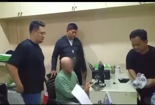 Polisi menangkap pria berinisial MM yang diduga terlibat dalam perkelahian hingga menyebabkan seorang pria berinisial AC (59) meninggal dunia di area parkir minimarket di Kembangan Utara, Jakarta Barat.