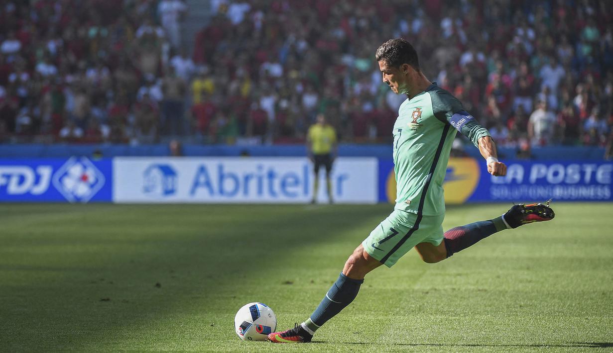 Ronaldo akan menjadi Top Skor sepanjang sejarah Piala Eropa. Torehan gol CR7 saat ini adalah 9 gol menyamai rekor Michel Platini, pemain Prancis. Ronaldo sendiri sangat mungkin memecahkan rekor tersebut di gelaran Euro 2020 ini. (Foto: AFP/Joe Klamar)