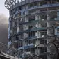 Asap mengepul di belakang bangunan yang rusak akibat serangan rudal Rusia di Kyiv, Ukraina, Jumat, 29 Desember 2023. (Foto: AP)