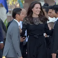 Angelina Jolie memang menjadi penggugat pertama dalam perceraiannya dengan Brad Pitt. Meskipun begitu, bukan berarti Jolie tak merasakan sedih dan terpuruk. (AFP/Bintang.com)