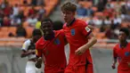 Sebagai salah satu tim unggulan pada ajang Piala Dunia U-17 2023, Timnas Inggris U-17 langsung tancap gas pada laga pertama Grup C dengan membantai Timnas Kaledonia Baru U-17 dengan skor 10-0 dalam laga yang berlangsung di Jakarta International Stadium, Jakarta, Sabtu (11/11/2023). Sepuluh gol yang tercipta dihasilkan dari 8 pemain berbeda, di mana salah satunya mencetak brace, yaitu Justin Oboavwoduo, sementara tujuh pemain lainnya mencetak masing-masing satu gol. Satu gol lagi dihasilkan lewat gol bunuh diri pemain Kaledonia Baru. (Bola.com/Ikhwan Yanuar)