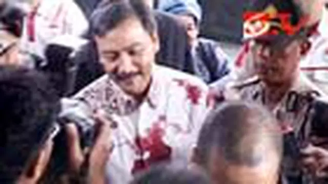 Datangi KPK, Andi Hanya Tersenyum