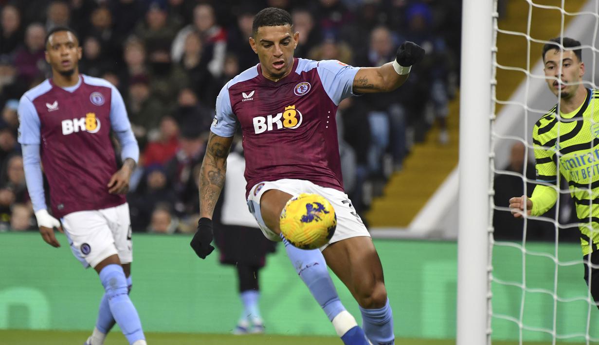Bek Aston Villa, Diego Carlos berusaha menghalau bola hasil tendangan gelandang Arsenal, Gabriel Martinelli pada laga pekan ke-16 Liga Inggris 2023/2024 di Villa Park, Birmingham, Minggu (10/12/2023) dini hari WIB. (AP Photo/Rui Vieira)