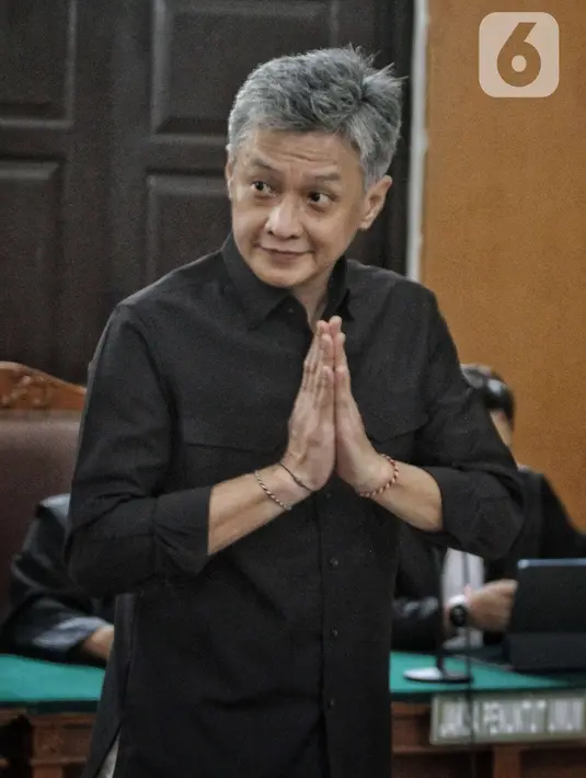 Terdakwa sekaligus mantan Karo Paminal Divisi Propam Polri Hendra Kurniawan bersiap mengikuti sidang di Pengadilan Jakarta Selatan, Senin (27/2/2023). Hendra dinilai terbukti melanggar Pasal 49 jo Pasal 33 Undang-Undang Nomor 19 Tahun 2016 tentang perubahan atas Undang-Undang Nomor 11 Tahun 2008 tentang Informasi dan Transaksi Elektronik jo Pasal 55 ayat (1) ke-1 KUHP.. (Liputan6.com/Angga Yuniar)