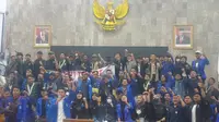 Ratusan mahasiswa PMII Garut menduduki kantor DPRD Garut dalam aksi penolakan kenaikan harga BBM bersubsidi di Garut, Jawa Barat. (Liputan6.com/Jayadi Supriadin)